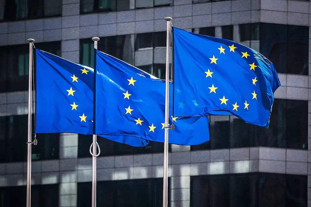 3 bandeiras da União Europeia representadas, após decisão do Parlamento Europeu decidir a proibição de venda de carros a combustão fóssil em 2035