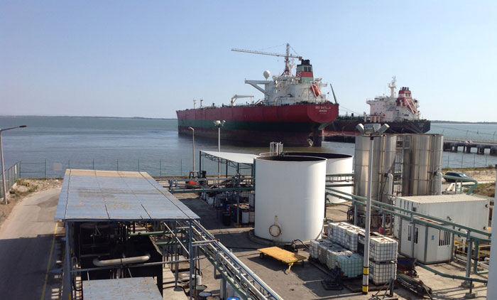 Assistência simultânea de dois navios no estaleiro da Eco-Oil - empresa portuguesa produtora do EcoGreen Power, o primeiro combustível sustentável e certificado como tal