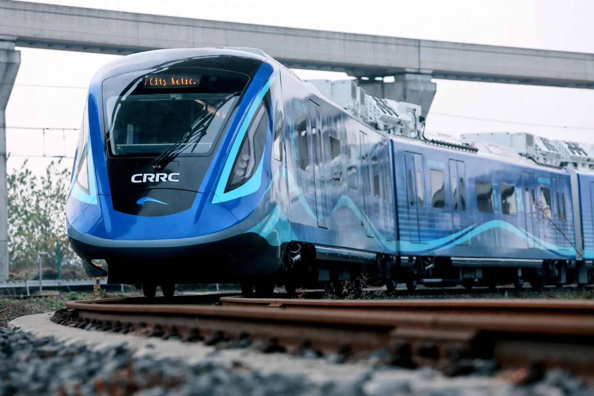 Foto de comboio com carruagens azuis, do primeiro comboio urbano a hidrogénio, na China.