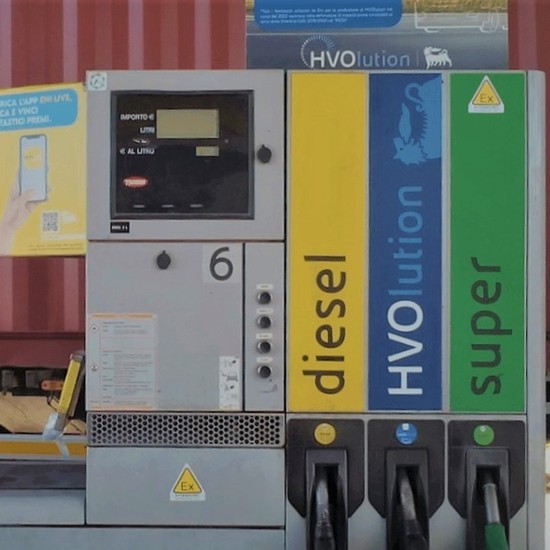 Imagem representativa de um posto de abastecimento de combustível, para diesel, gasolina super e HVOlution, a mobilidade sustentável da ENI. O novo combustível é produzido por matéria-orgânica.