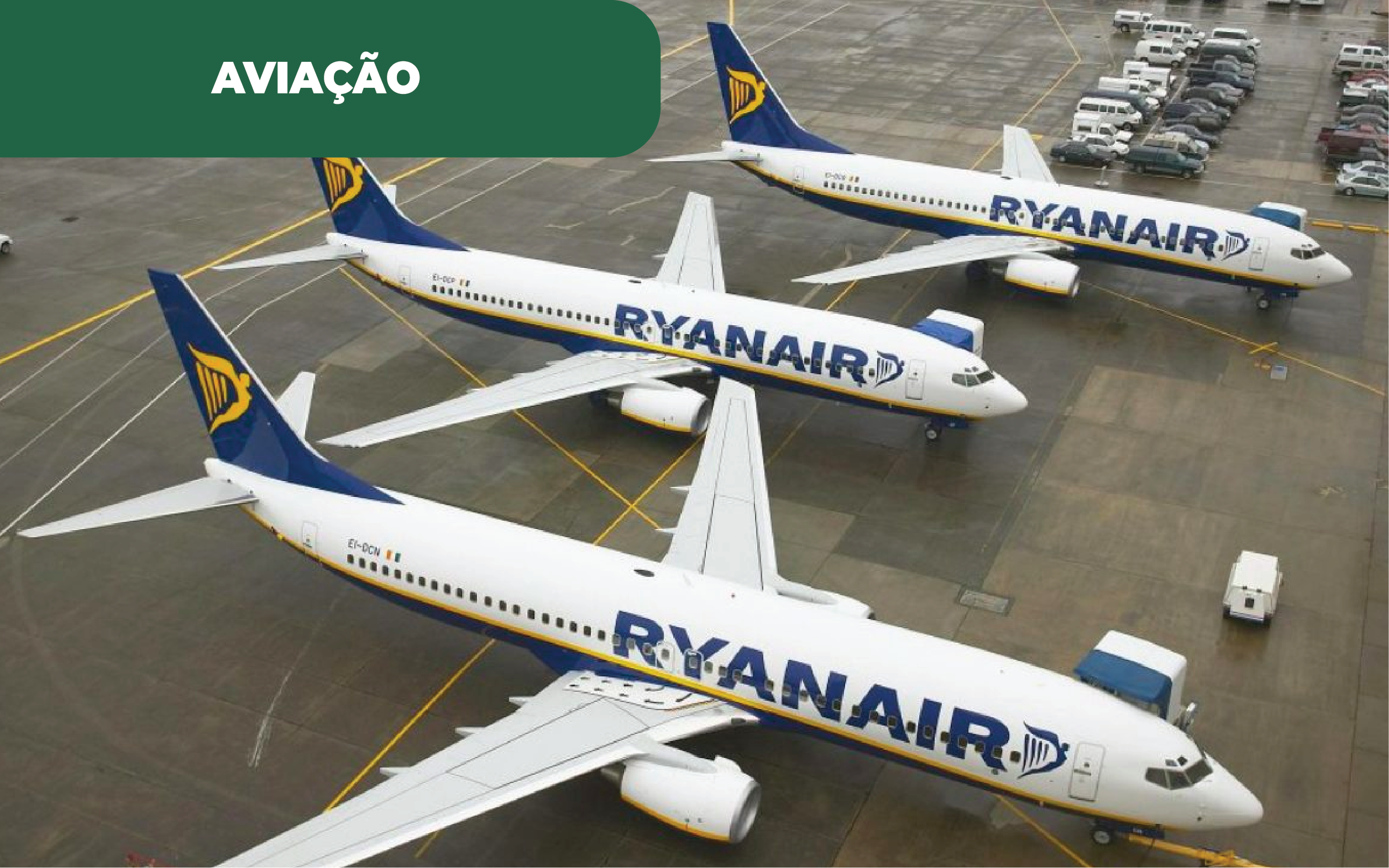 Imagem colorida de aviões da Ryanair parados em aeroporto. A Ryanair inicia voos com SAF. A utilização do combustível sustentável permite a redução de emissões no setor da aviação.