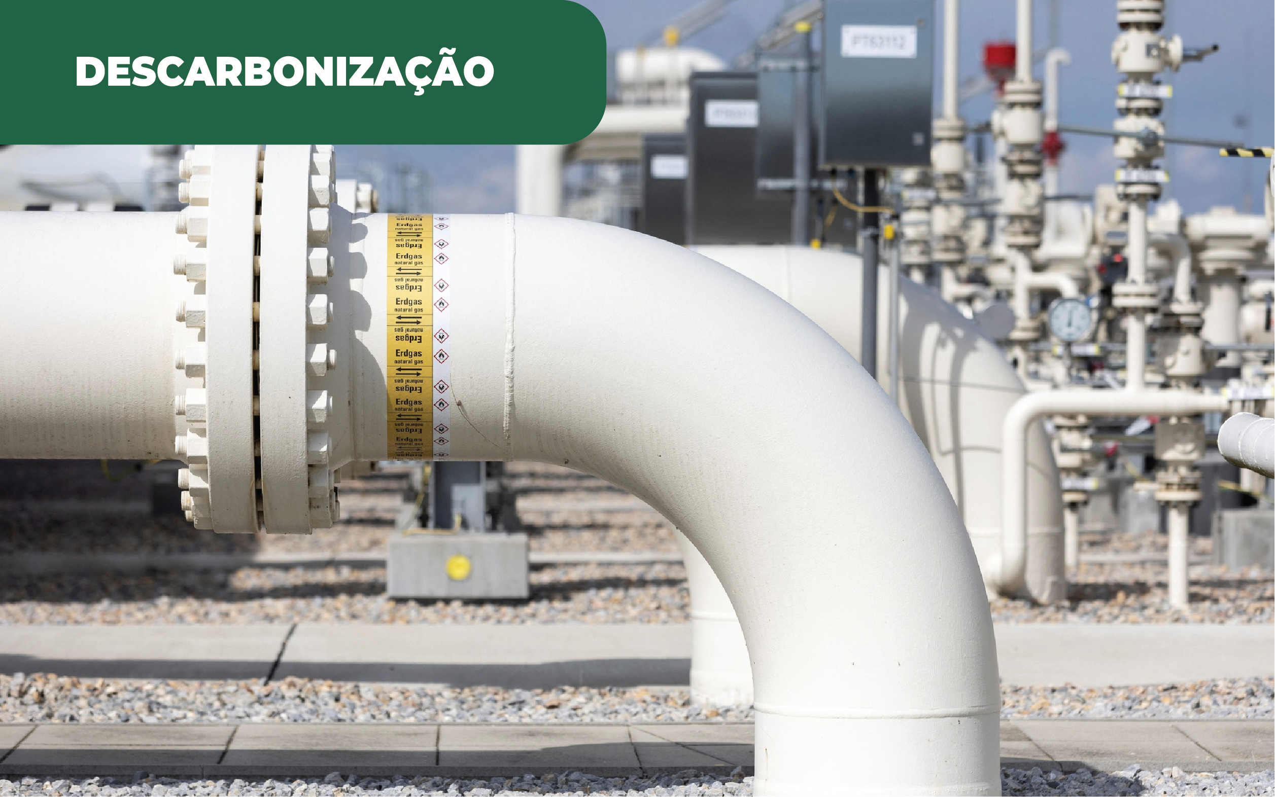 Imagem colorida de um pipe para gás, numa plataforma, em alusão à produção de hidrogénio em Portugal no futuro.