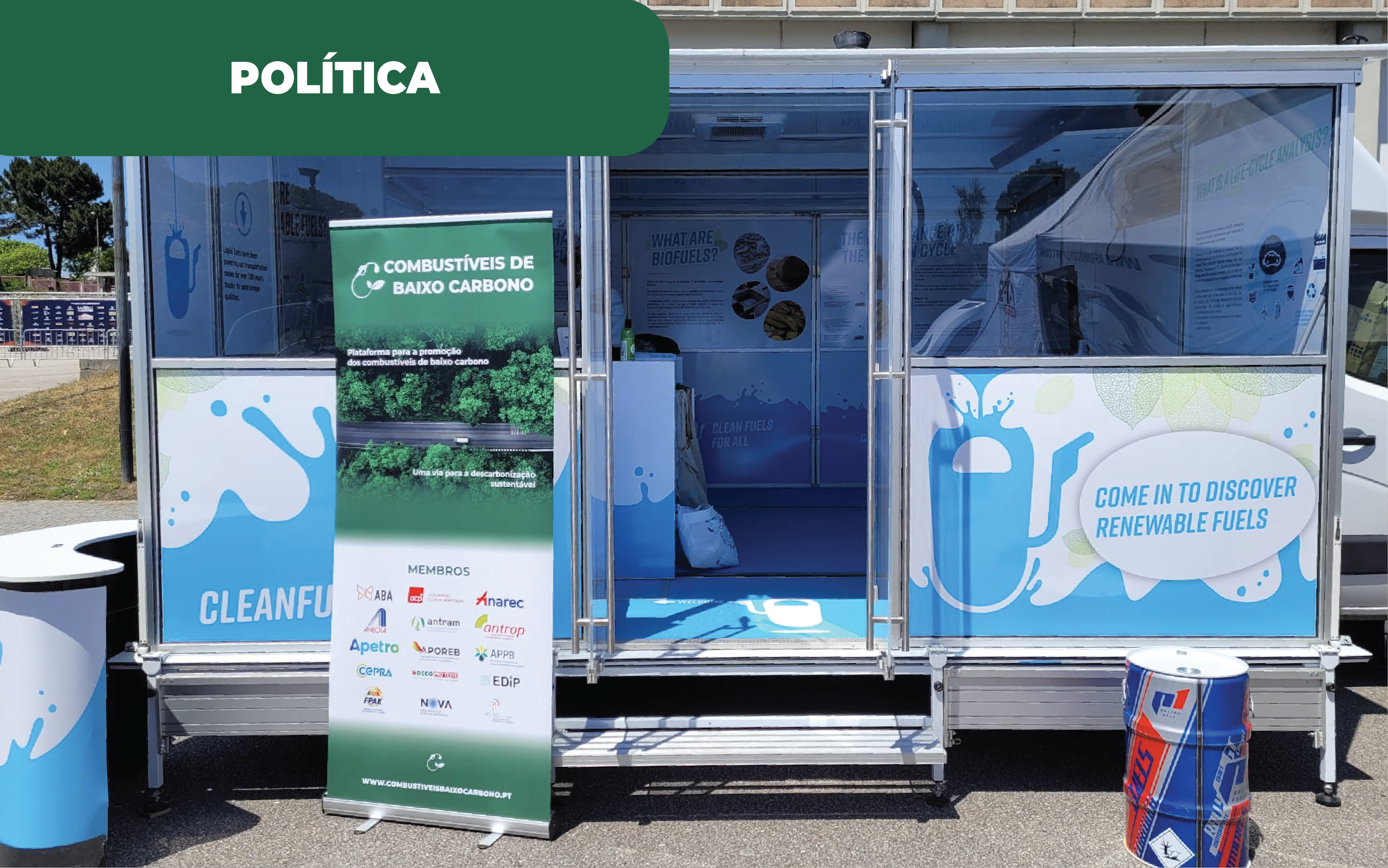 Imagem colorida do stand da Plataforma de Combustíveis de Baixo Carbono e da Clean Fuels 4 All, durante o Rally de Portugal. A participação permitiu falar sobre a presença de biocombustíveis como o papel do biometano na Europa.