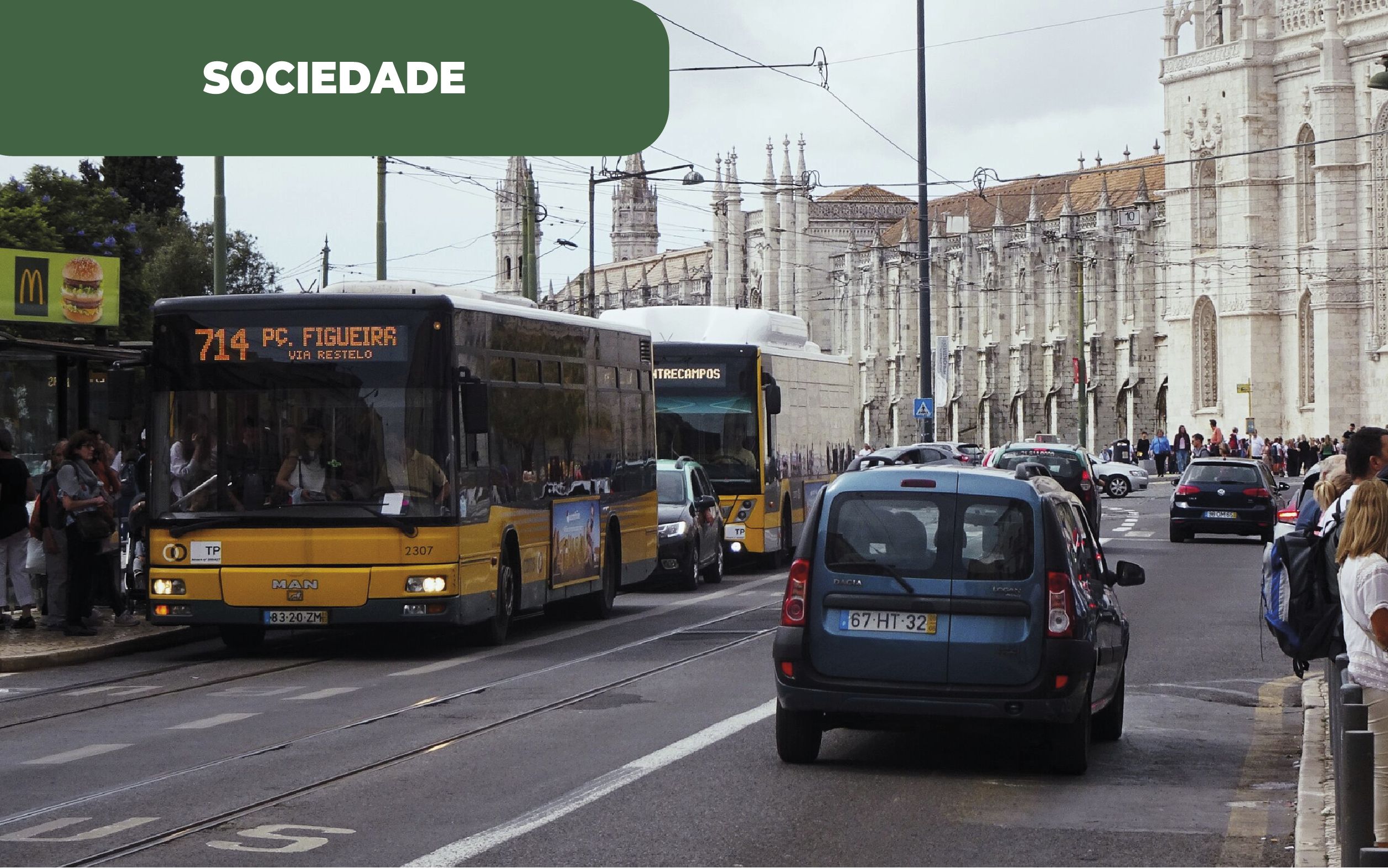 Imagem colorida de autocarro em paragem em zona de Lisboa. No ranking apresentado pela associação ZERO Lisboa está longe dos lugares de topo no que toca à sustentabilidade nos acessos à capital, destacando-se a falta de apostas em baixas emssões.