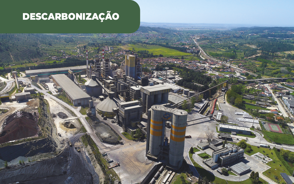 Imagem aérea colorida de uma das fábricas da cimenteira nacional. A Cimpor aposta em baixo carbono, com a transformação de produtos e novas fontes de energia