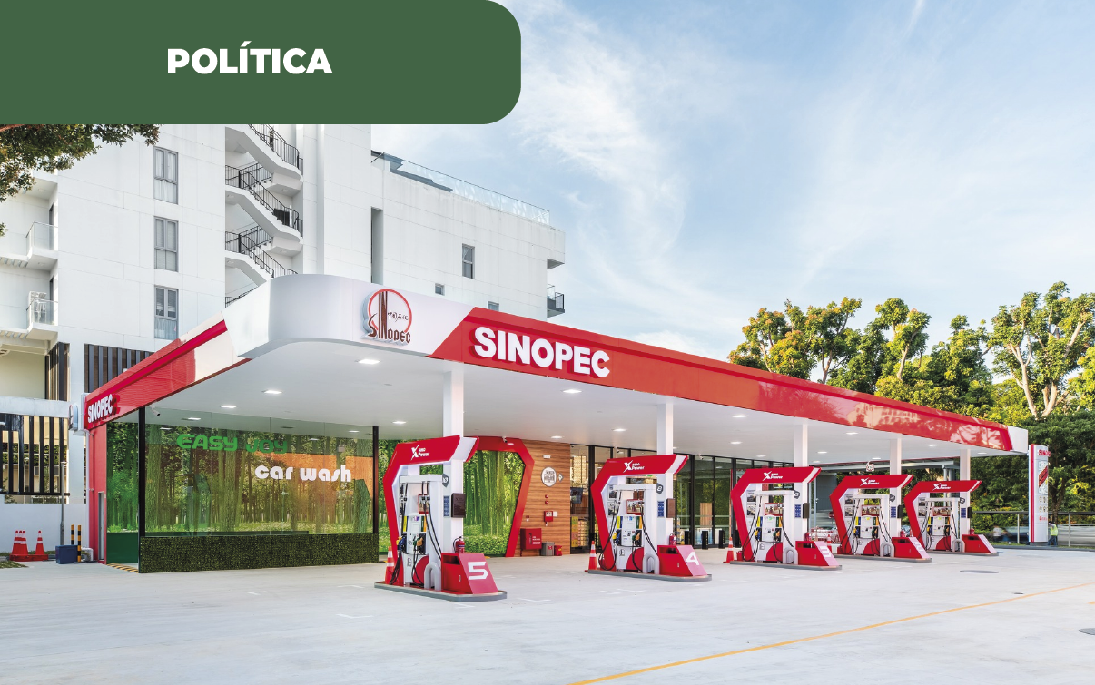 Imagem colorida de posto de abastecimento da petrolífera chinesa Sinopec. A Sinopec investe em energia limpa, considerando a transição energética mundial e as metas ambientais obrigatórias.
