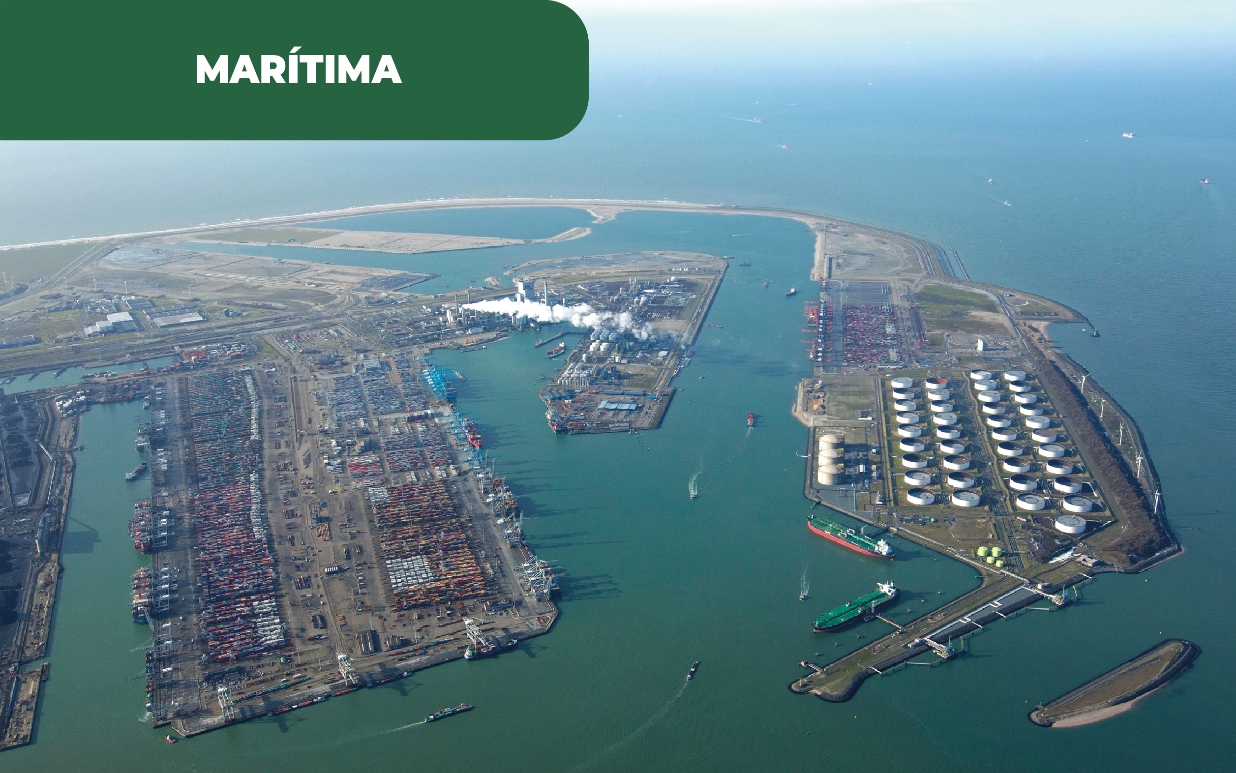 Fotografia aérea colorida do Porto de Sines. Sines abre rota para o Brasil, potenciando a troca de mercadorias e hidrogénio verde para a Europa