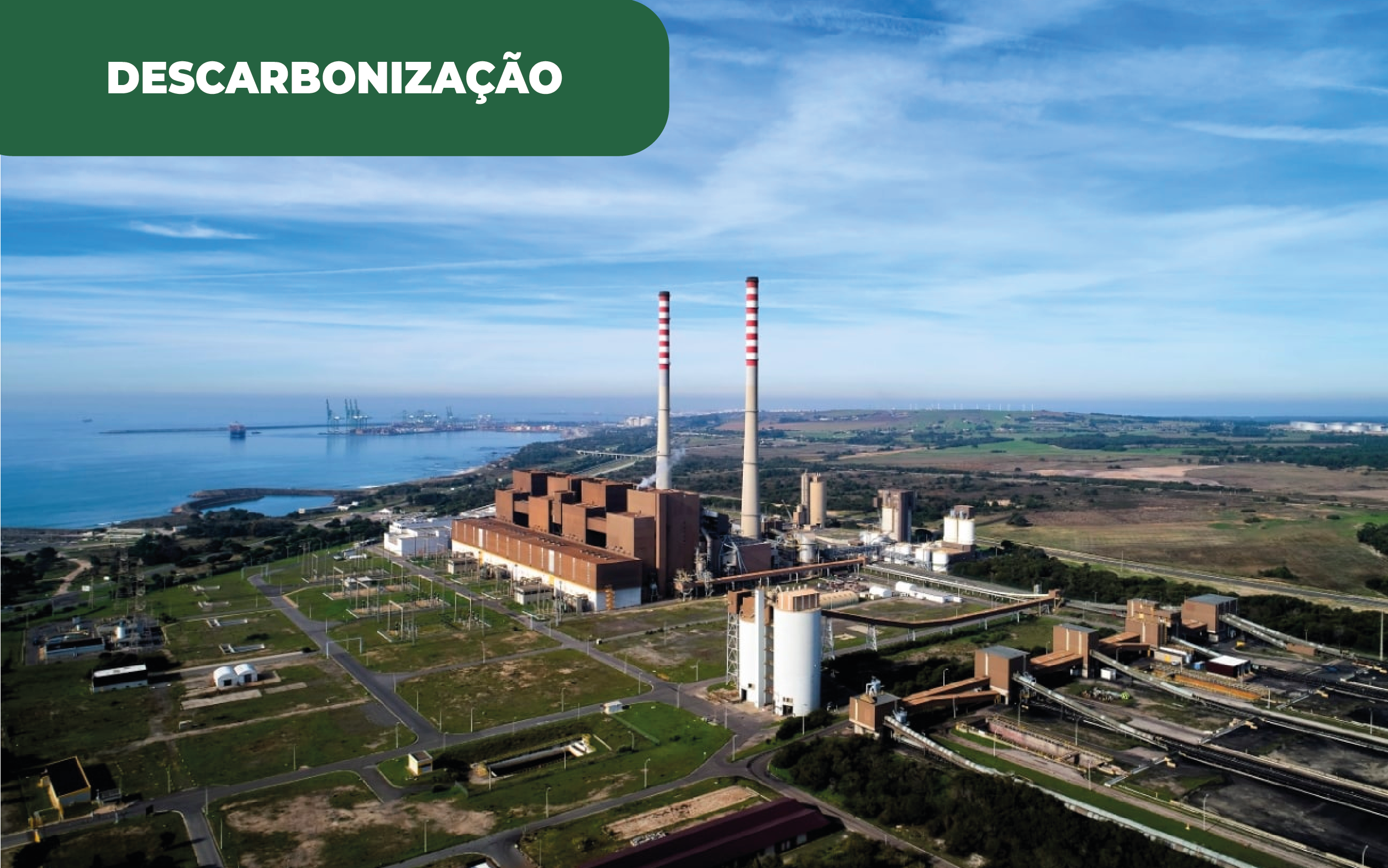 Fotografia aérea colorida da zona industrial de Sines, onde se irá apostar em combustível verde por várias empresas.