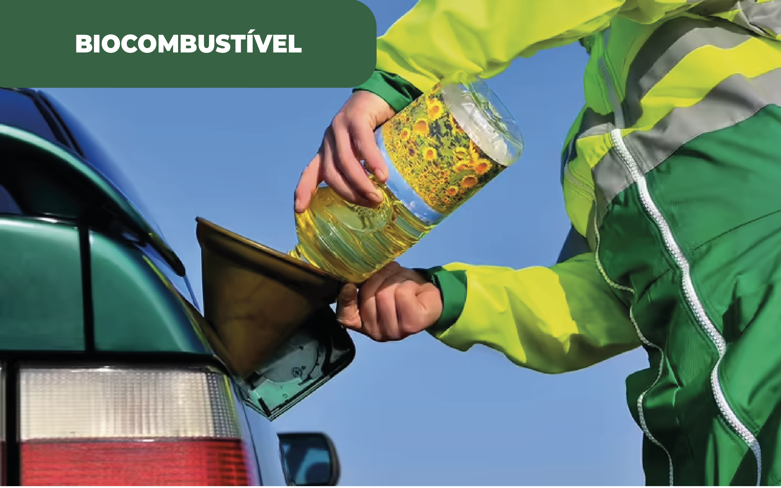 Imagem colorida de um homem, com macacão amarelo e verde, abastecendo com óleo vegetal, através de funil, o depósito de veículo automóvel. Na Alemanha, os óleos alimentares usados no depósito, são uma nova aposta para a redução de emissões.