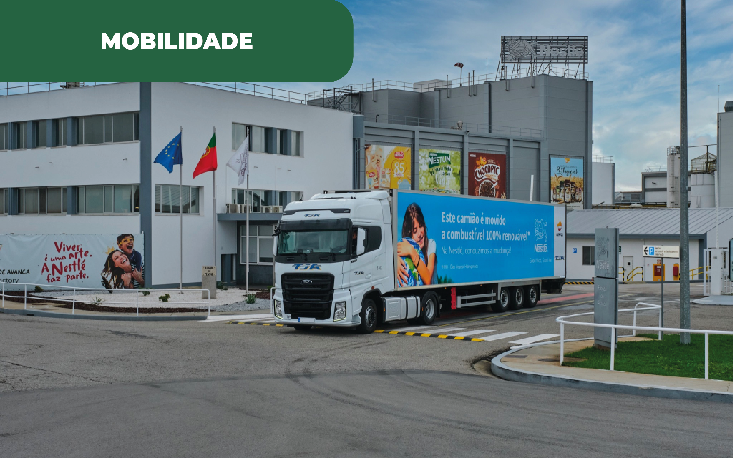 Fotografia colorida de um camião de abastecimento, saindo de fábrica da Nestle. A Nestle usa HVO para mitigar as emissões de gases com efeito de estufa, pretendendo atingir objetivos ambientais internos.
