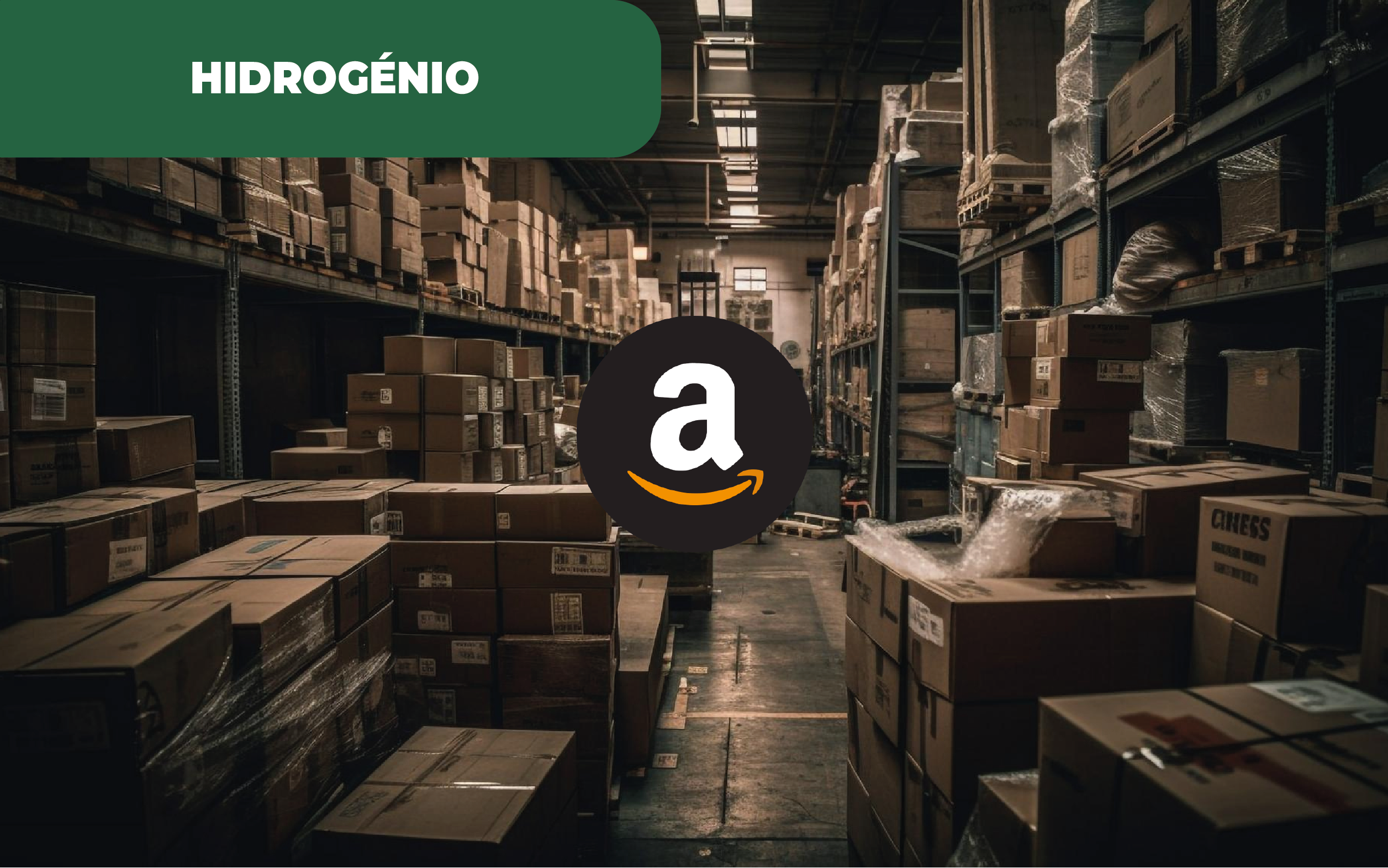 Imagem colorida de um armazém com caixotes e caixas, aludindo à Amazon. A Amazon produz hidrogénio com a ajuda da empresa Plug Power, para a descarbonização atual das suas frotas de veículos pesados.