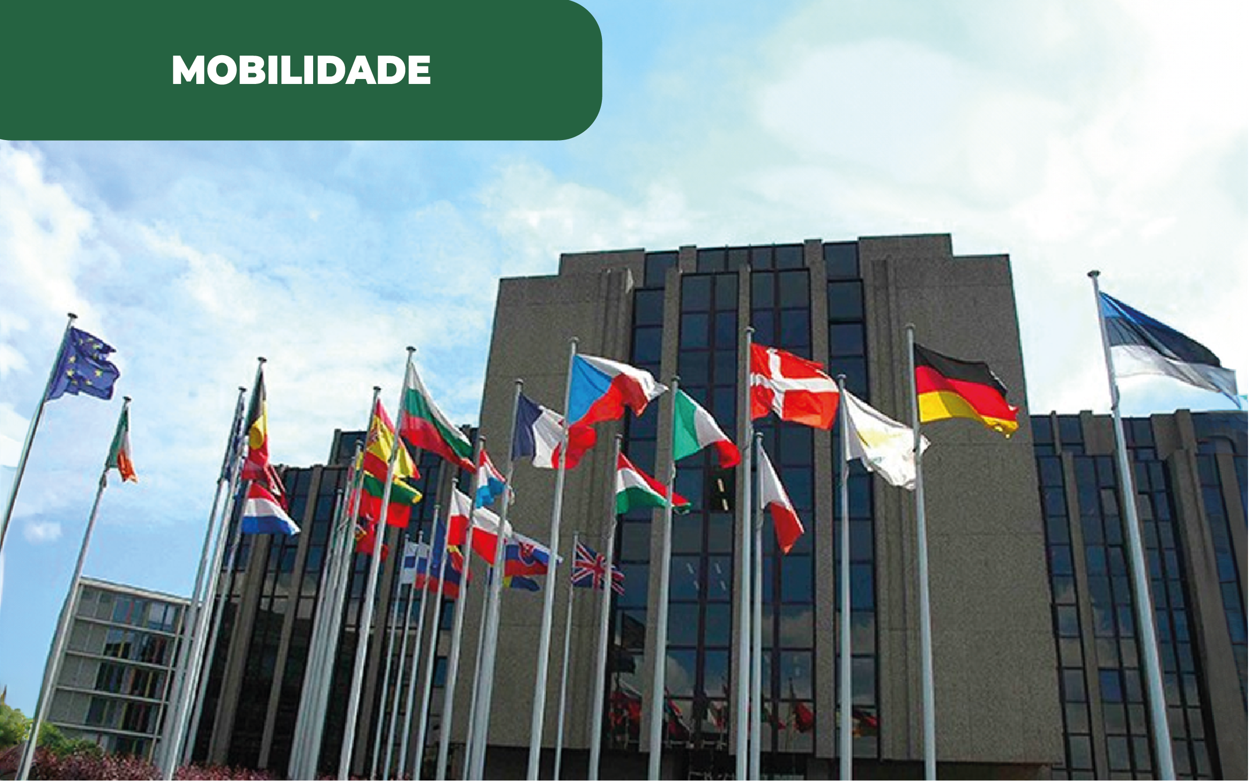 Imagem colorida, do edifício do Tribunal de Contas Europeu, com as bandeiras dos Estados-membros hasteadas no campus principal. O Tribunal de Contas Europeu alerta que as metas para emissões, propostas pela União, não serão cumpridas.