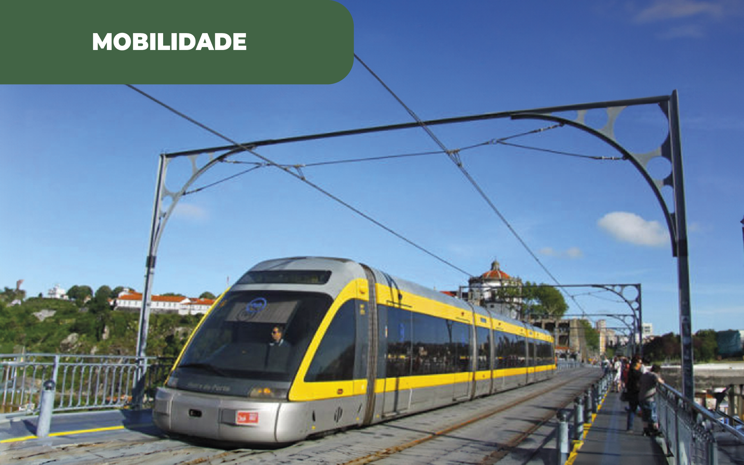 Fotografia colorida do Metro de superfície atravessando a ponte D. Luís, no Porto. A STCP reforça frota de elétricos, acelerando os esforços de descarbonização.