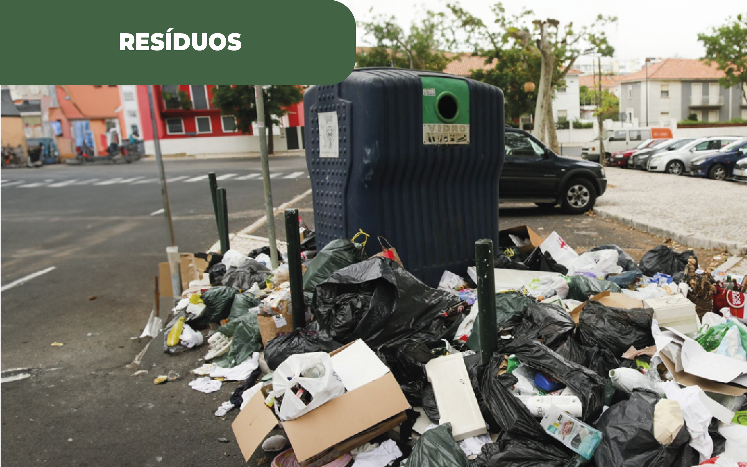 Imagem colorida de ecoponto com excesso de sacos e descarte de resíduos. A imagem ilustra parte da realidade nacional, na qual as metas para resíduos estão abaixo do necessário para cumprirem-se as leis previstas.