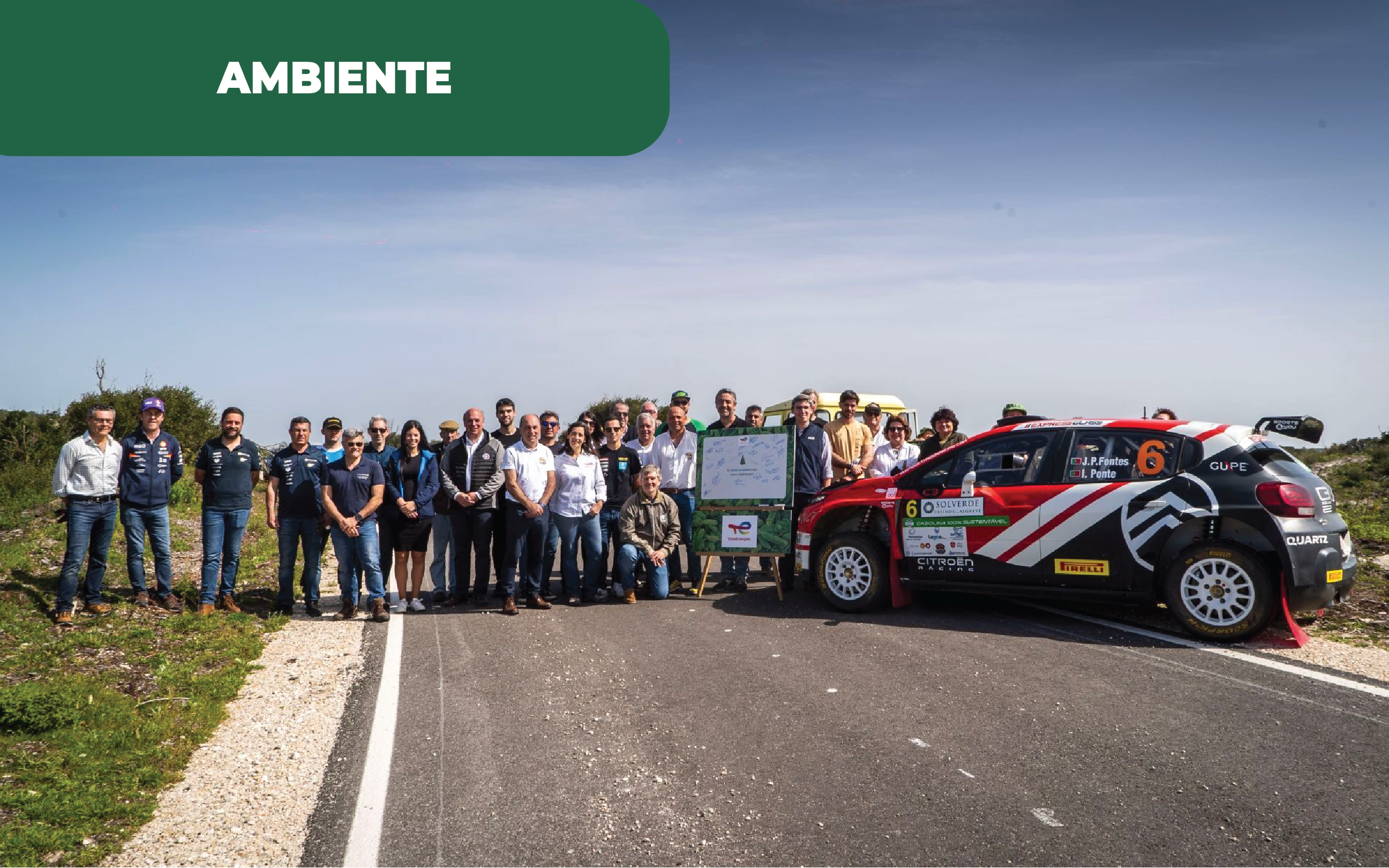 Fotografia colorida do grupo que ajudou na plantação de 400 novas árvores em Leiria. A FPAK apoia reflorestação do Pinhal, contribuindo para a mitigação de emissões de carbono, associadas ao desporto automóvel.